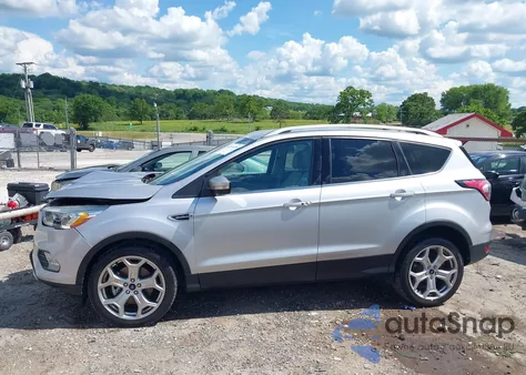 2017 Ford Escape Titanium z USA, uszkodzony, nr VIN 1FMCU9J93HUE43374